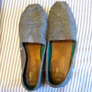 TOMS canvas loafer in grey herringbone print and Kelly green piping, size 7